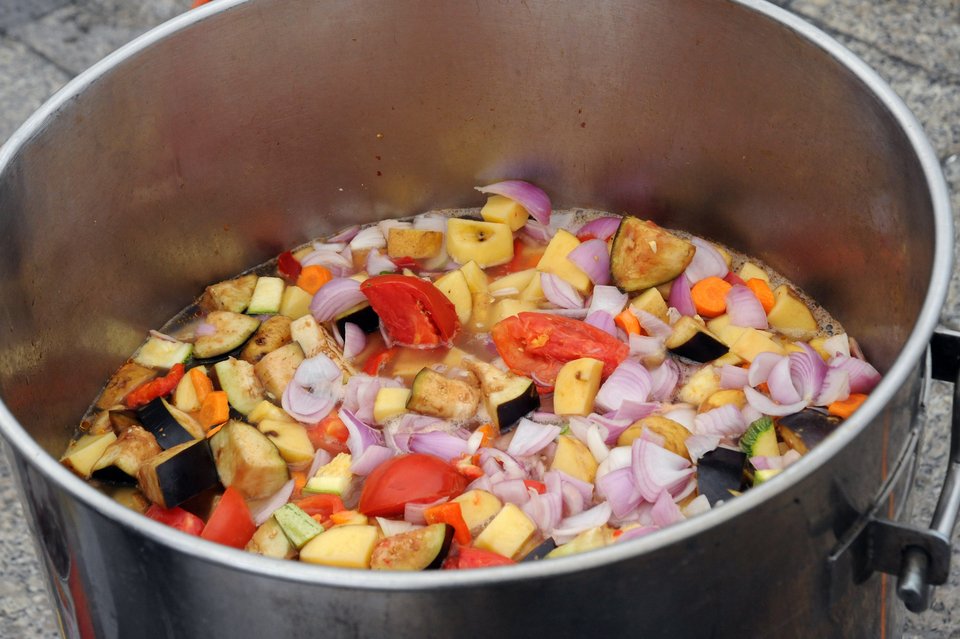 Η «εκδίκηση» του γιγάντιου μπριάμ -Σέρβιραν στο κέντρο της Αθήνας 5.000 μερίδες από «άσχημα» λαχανικά [εικόνες] | iefimerida.gr 0