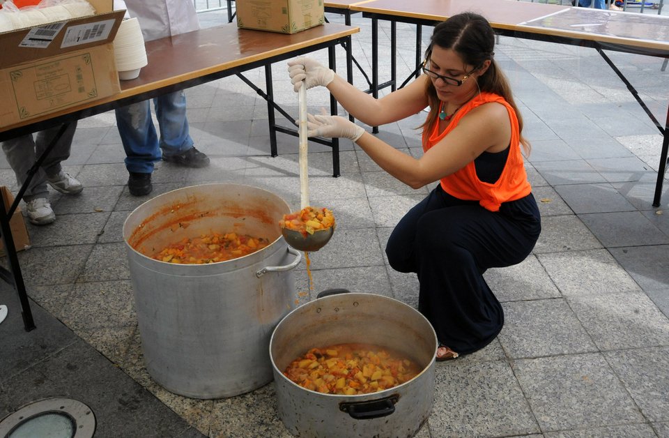 Η «εκδίκηση» του γιγάντιου μπριάμ -Σέρβιραν στο κέντρο της Αθήνας 5.000 μερίδες από «άσχημα» λαχανικά [εικόνες] | iefimerida.gr 3