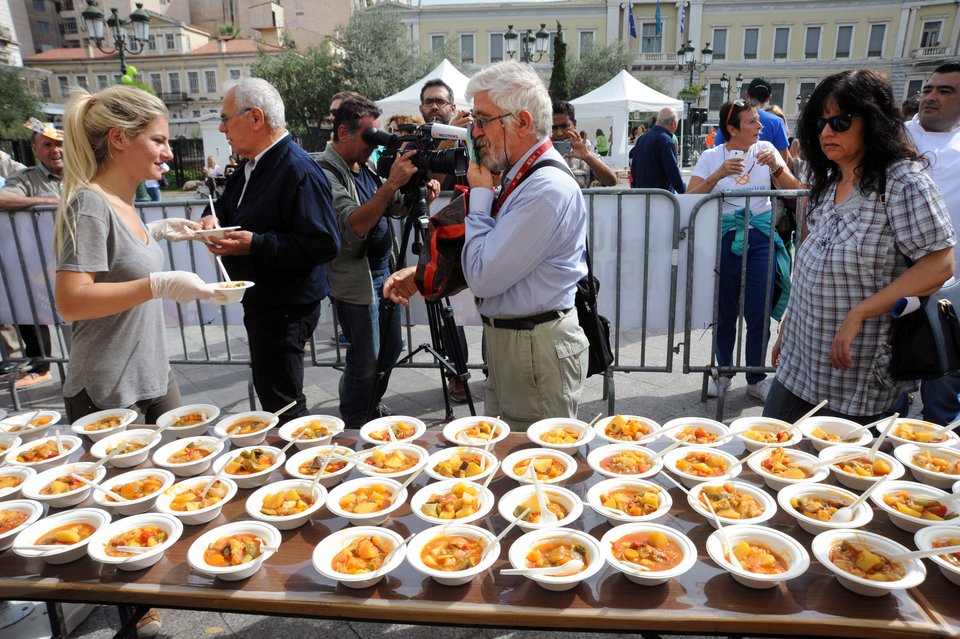 Η «εκδίκηση» του γιγάντιου μπριάμ -Σέρβιραν στο κέντρο της Αθήνας 5.000 μερίδες από «άσχημα» λαχανικά [εικόνες] | iefimerida.gr 4