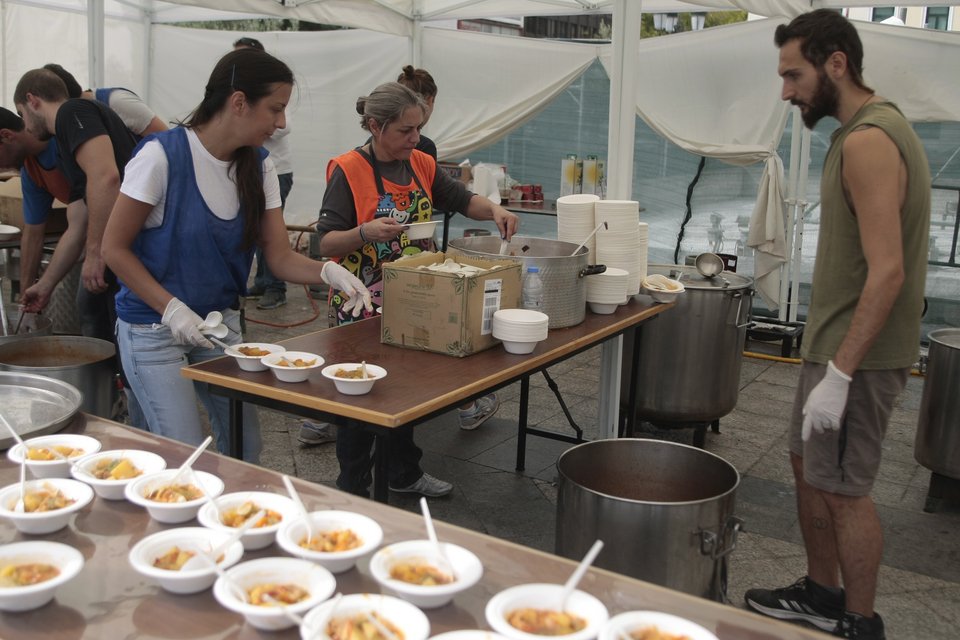 Η «εκδίκηση» του γιγάντιου μπριάμ -Σέρβιραν στο κέντρο της Αθήνας 5.000 μερίδες από «άσχημα» λαχανικά [εικόνες] | iefimerida.gr 5