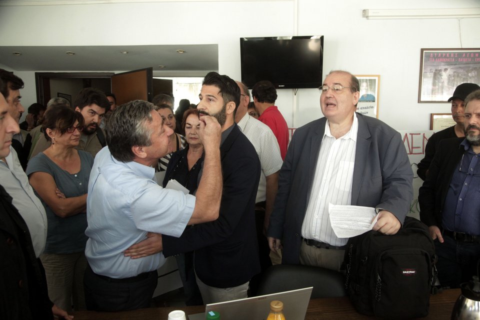 Ενταση στη συνάντηση Φίλη-ΟΛΜΕ -«Ντου» από 30 αναπληρωτές εκπαιδευτικούς [εικόνες] | iefimerida.gr 0