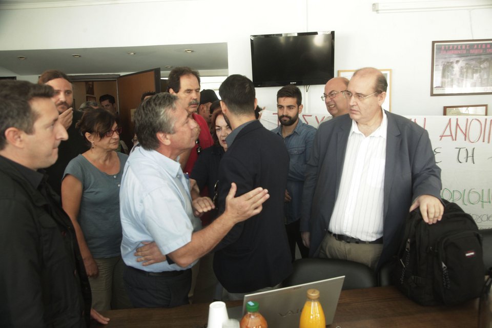 Ενταση στη συνάντηση Φίλη-ΟΛΜΕ -«Ντου» από 30 αναπληρωτές εκπαιδευτικούς [εικόνες] | iefimerida.gr 4