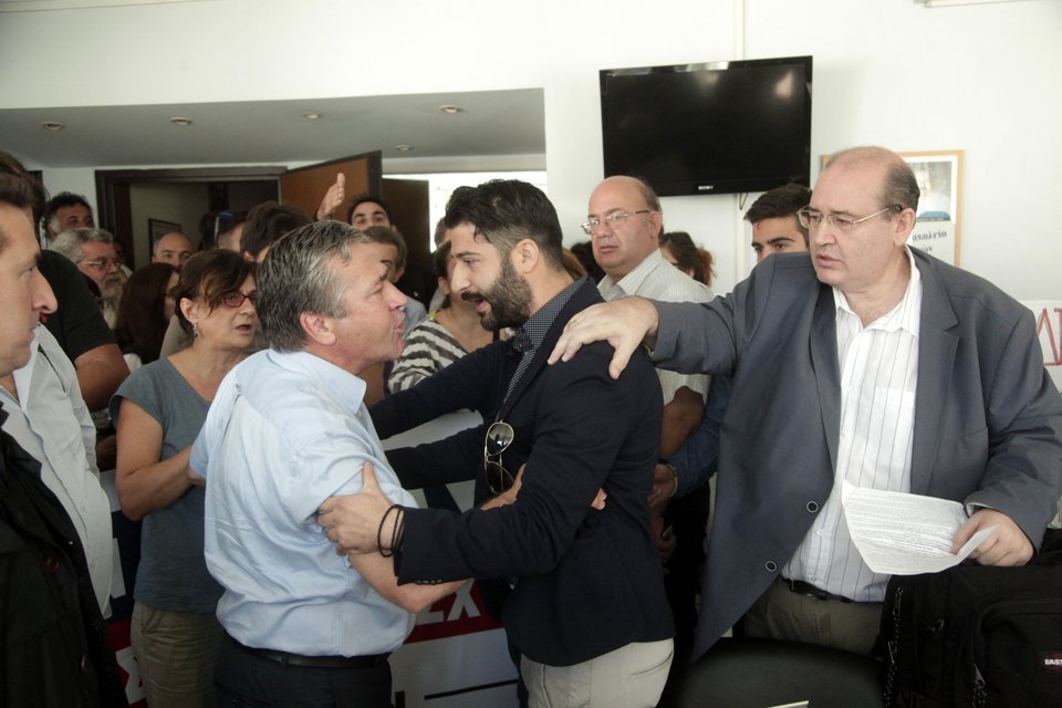 Ενταση στη συνάντηση Φίλη-ΟΛΜΕ -«Ντου» από 30 αναπληρωτές εκπαιδευτικούς [εικόνες] | iefimerida.gr 3