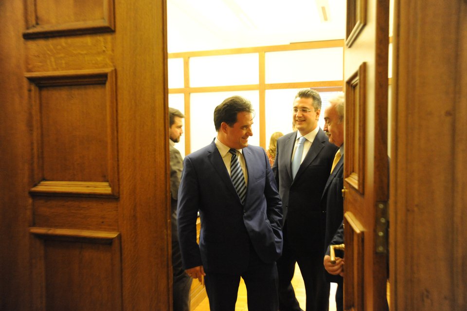 Οι υποψήφιοι της ΝΔ, μαζί, χαμογελούν μετά τη συνάντηση - Ο ένας έλειπε από το ενσταντανέ [εικόνες] | iefimerida.gr 5