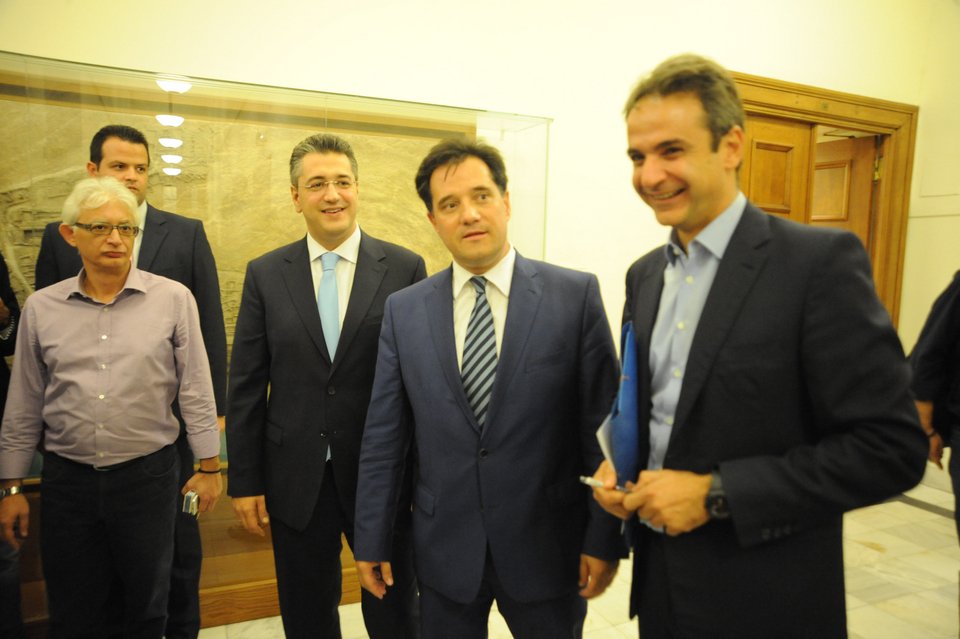 Οι υποψήφιοι της ΝΔ, μαζί, χαμογελούν μετά τη συνάντηση - Ο ένας έλειπε από το ενσταντανέ [εικόνες] | iefimerida.gr 4