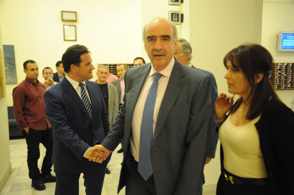 Οι υποψήφιοι της ΝΔ, μαζί, χαμογελούν μετά τη συνάντηση - Ο ένας έλειπε από το ενσταντανέ [εικόνες] | iefimerida.gr 2