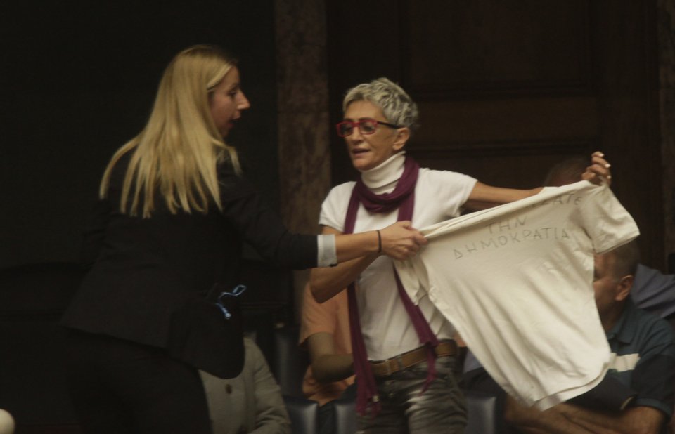 Η ακτιβίστρια που φώναξε στον Τσίπρα: Ο λαός είπε «Οχι» [εικόνες] | iefimerida.gr 2