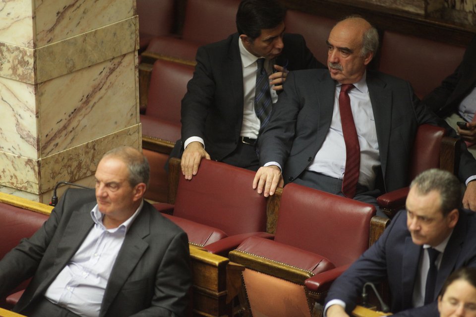 Η ψιλή κουβέντα Καμμένου-Λεβέντη, το βλέμμα Καραμανλή και τα γέλια της Ολγας [εικόνες] | iefimerida.gr 6