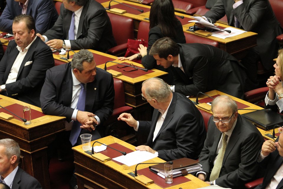 Η ψιλή κουβέντα Καμμένου-Λεβέντη, το βλέμμα Καραμανλή και τα γέλια της Ολγας [εικόνες] | iefimerida.gr 2