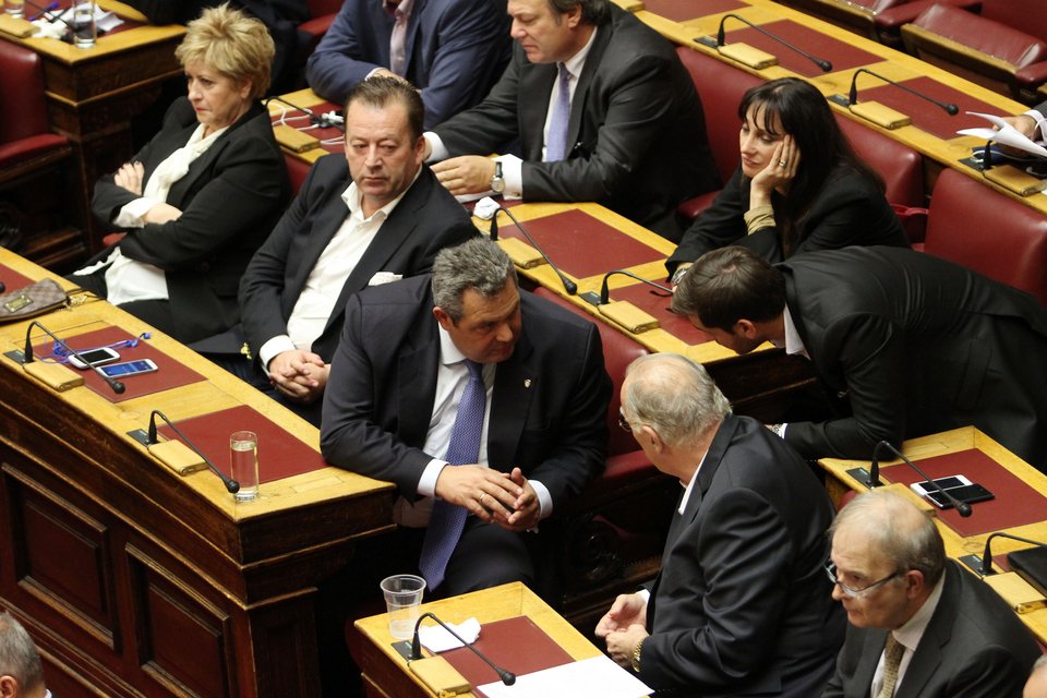 Η ψιλή κουβέντα Καμμένου-Λεβέντη, το βλέμμα Καραμανλή και τα γέλια της Ολγας [εικόνες] | iefimerida.gr 1