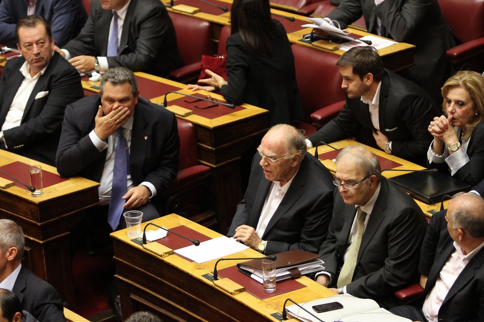 Η ψιλή κουβέντα Καμμένου-Λεβέντη, το βλέμμα Καραμανλή και τα γέλια της Ολγας [εικόνες] | iefimerida.gr 0