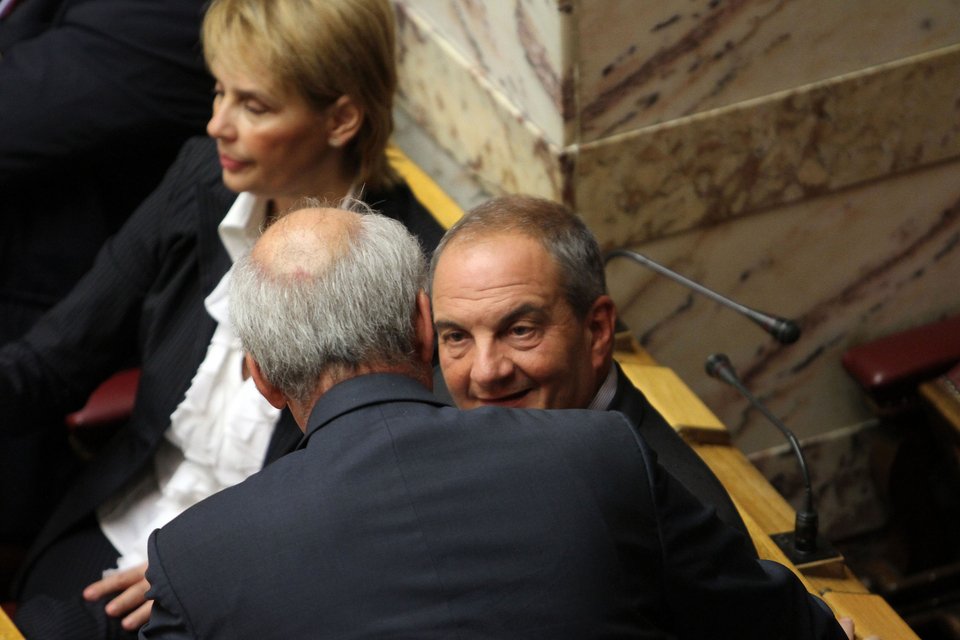 Η ψιλή κουβέντα Καμμένου-Λεβέντη, το βλέμμα Καραμανλή και τα γέλια της Ολγας [εικόνες] | iefimerida.gr 5