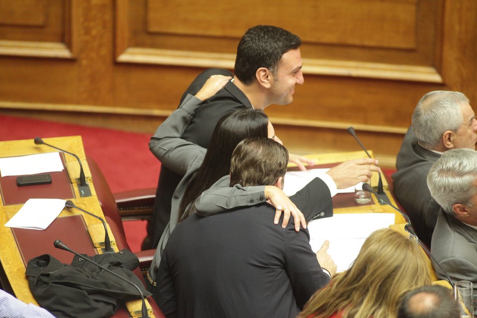 Η ψιλή κουβέντα Καμμένου-Λεβέντη, το βλέμμα Καραμανλή και τα γέλια της Ολγας [εικόνες] | iefimerida.gr 8