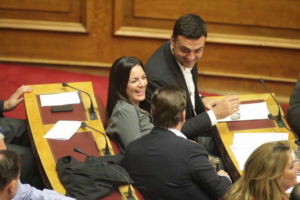 Η ψιλή κουβέντα Καμμένου-Λεβέντη, το βλέμμα Καραμανλή και τα γέλια της Ολγας [εικόνες] | iefimerida.gr 7