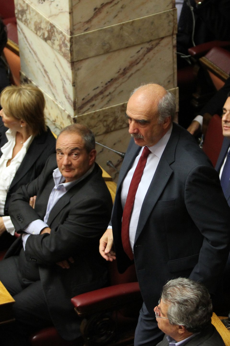 Η ψιλή κουβέντα Καμμένου-Λεβέντη, το βλέμμα Καραμανλή και τα γέλια της Ολγας [εικόνες] | iefimerida.gr 4