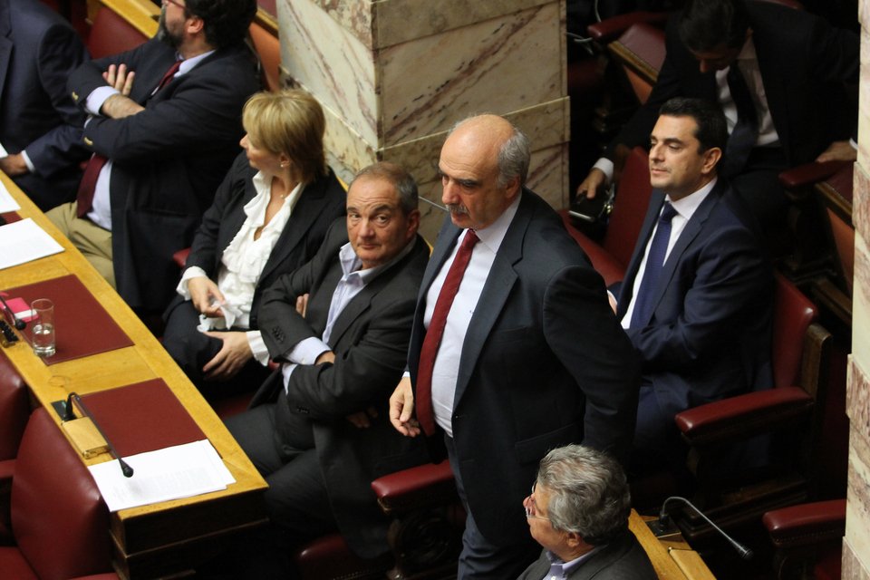 Η ψιλή κουβέντα Καμμένου-Λεβέντη, το βλέμμα Καραμανλή και τα γέλια της Ολγας [εικόνες] | iefimerida.gr 3