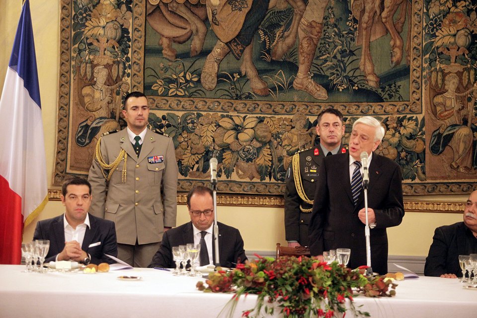Τα δώρα του Ολάντ στον Τσίπρα: Υπόσχεται επενδύσεις και στήριξη | iefimerida.gr 16