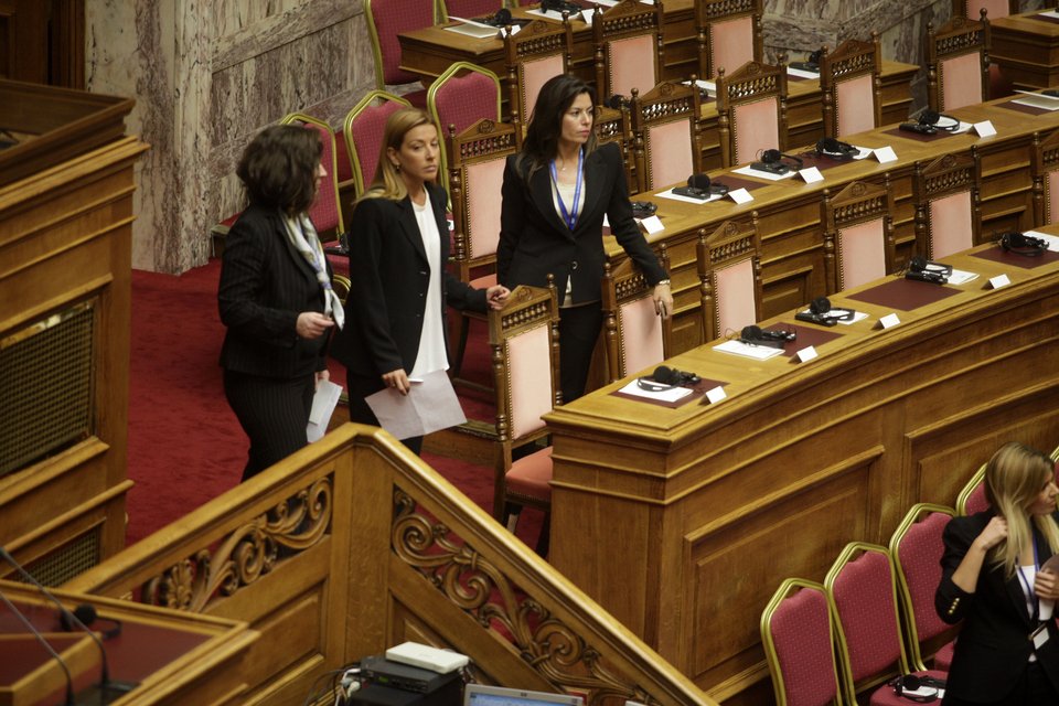 Επιχείρηση «σκουπίζω, καθαρίζω» στη Βουλή ενόψει της ομιλίας Ολάντ [εικόνες] | iefimerida.gr 0