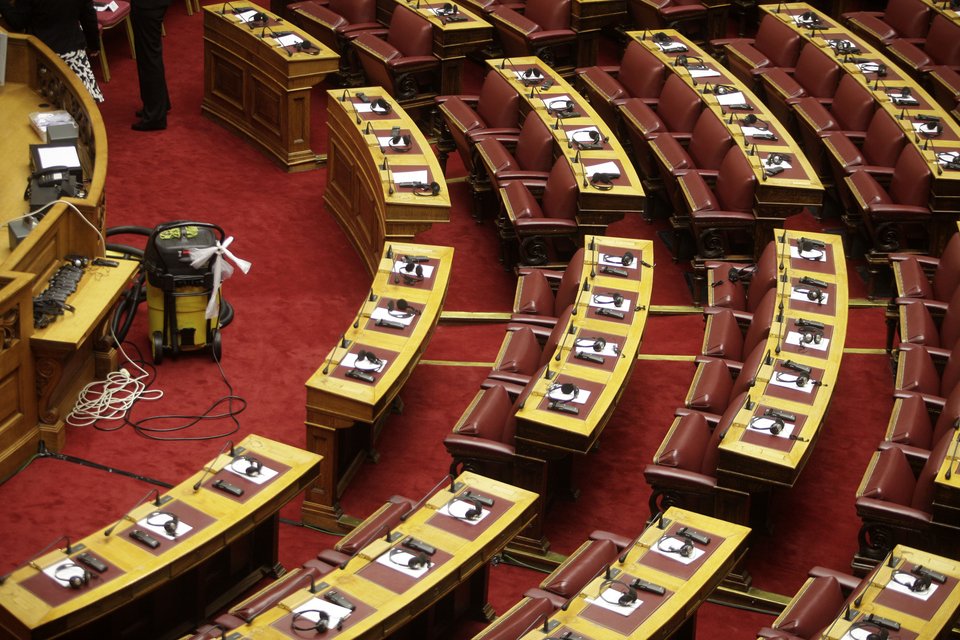 Επιχείρηση «σκουπίζω, καθαρίζω» στη Βουλή ενόψει της ομιλίας Ολάντ [εικόνες] | iefimerida.gr 1