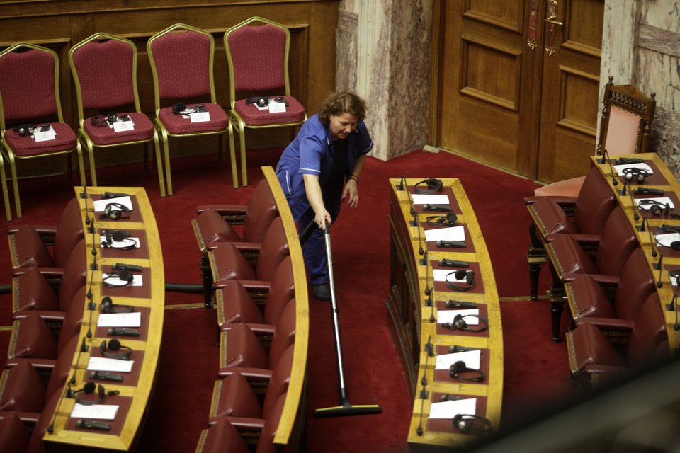 Επιχείρηση «σκουπίζω, καθαρίζω» στη Βουλή ενόψει της ομιλίας Ολάντ [εικόνες] | iefimerida.gr 2