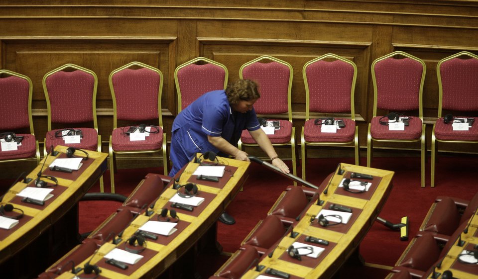 Επιχείρηση «σκουπίζω, καθαρίζω» στη Βουλή ενόψει της ομιλίας Ολάντ [εικόνες] | iefimerida.gr 3
