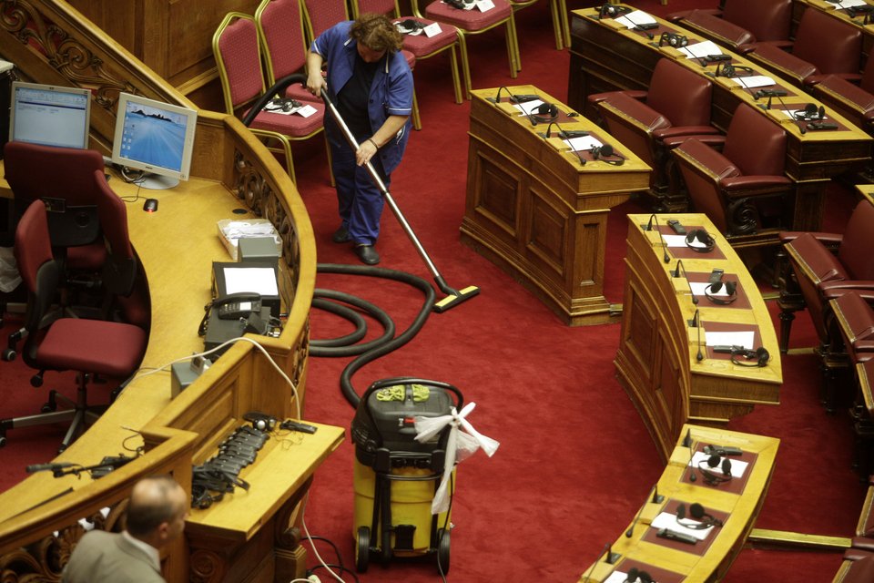 Επιχείρηση «σκουπίζω, καθαρίζω» στη Βουλή ενόψει της ομιλίας Ολάντ [εικόνες] | iefimerida.gr 4