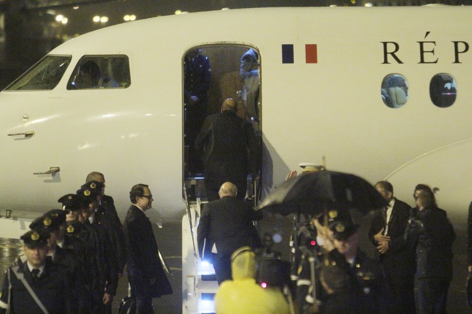 Au revoir: Αναχώρησε ο Ολάντ υπό βροχή [εικόνες] | iefimerida.gr 4