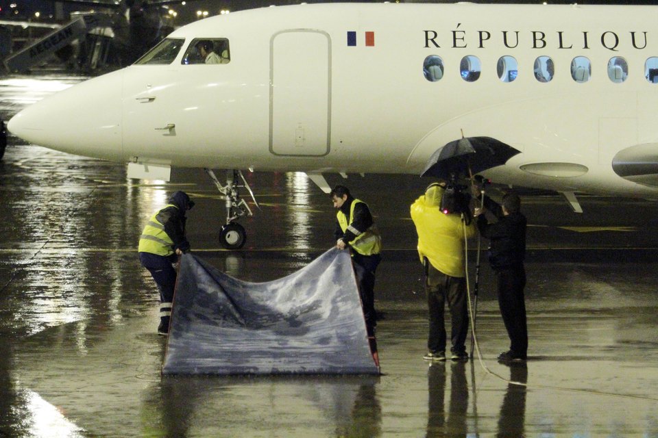 Au revoir: Αναχώρησε ο Ολάντ υπό βροχή [εικόνες] | iefimerida.gr 3