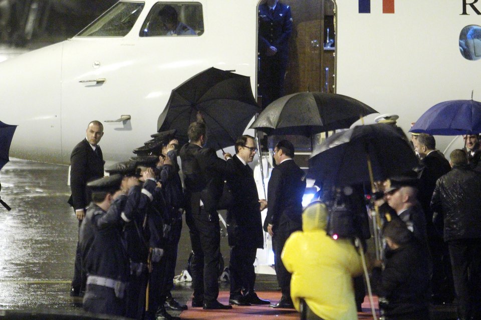 Au revoir: Αναχώρησε ο Ολάντ υπό βροχή [εικόνες] | iefimerida.gr 2