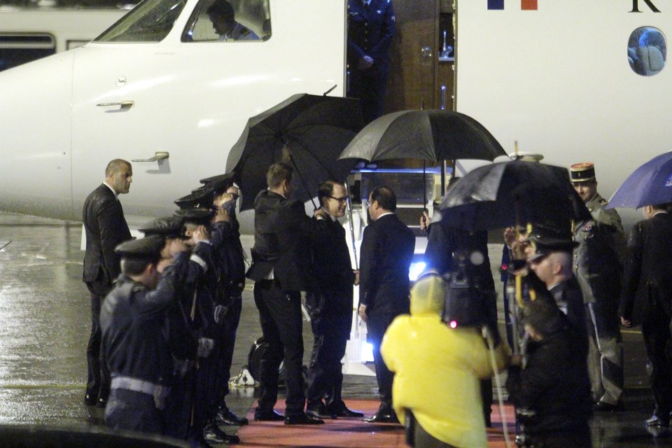 Au revoir: Αναχώρησε ο Ολάντ υπό βροχή [εικόνες] | iefimerida.gr 1