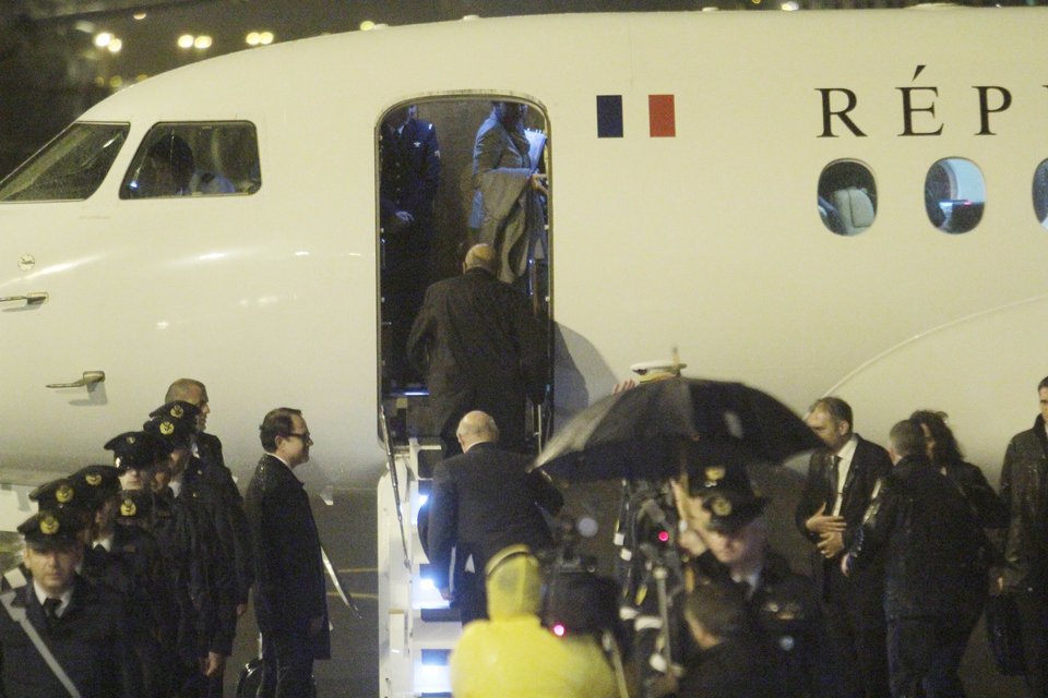 Au revoir: Αναχώρησε ο Ολάντ υπό βροχή [εικόνες] | iefimerida.gr 0