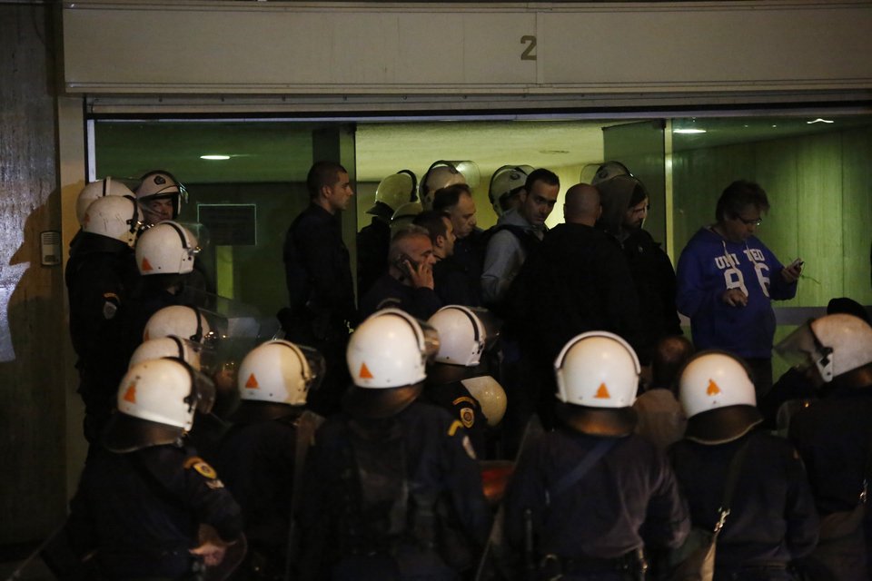 Εληξε η κατάληψη του «Ρουβίκωνα» στα γραφεία των ΑΝΕΛ [εικόνες] | iefimerida.gr 3