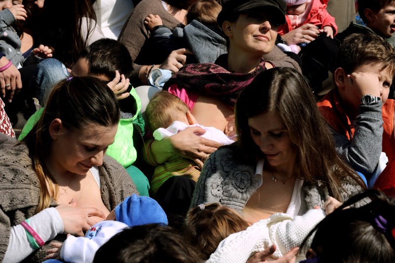 Χιλιάδες Ελληνίδες θήλασαν δημόσια τα μωρά τους την Κυριακή- Για να εξοικειωθεί η κοινωνία με την εικόνα [εικόνες] | iefimerida.gr 3