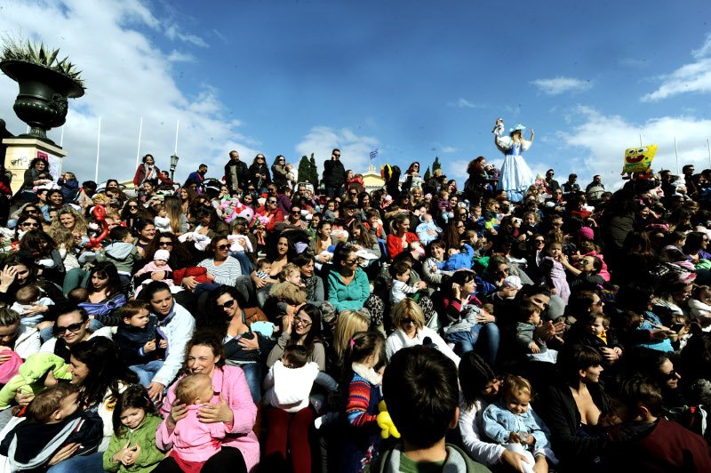 Χιλιάδες Ελληνίδες θήλασαν δημόσια τα μωρά τους την Κυριακή- Για να εξοικειωθεί η κοινωνία με την εικόνα [εικόνες] | iefimerida.gr 2