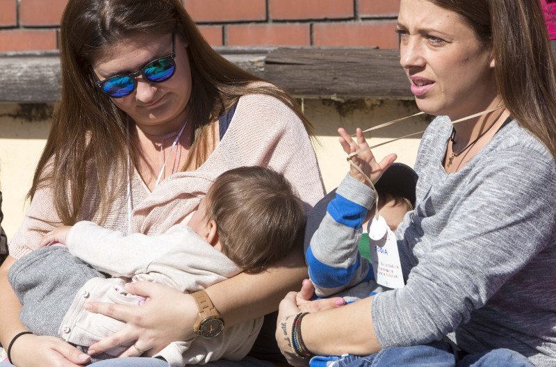 Χιλιάδες Ελληνίδες θήλασαν δημόσια τα μωρά τους την Κυριακή- Για να εξοικειωθεί η κοινωνία με την εικόνα [εικόνες] | iefimerida.gr 4