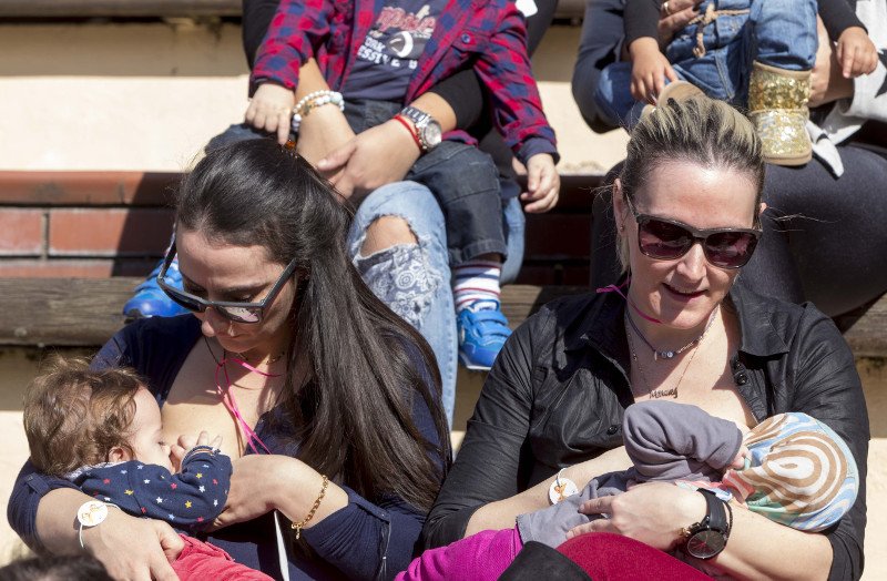 Χιλιάδες Ελληνίδες θήλασαν δημόσια τα μωρά τους την Κυριακή- Για να εξοικειωθεί η κοινωνία με την εικόνα [εικόνες] | iefimerida.gr 5