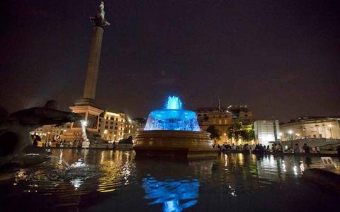 Φρενίτιδα έξω από το μαιευτήριο που γέννησε η Κέιτ - Αναμένουν να δουν τον διάδοχο [εικόνες]  | iefimerida.gr 3