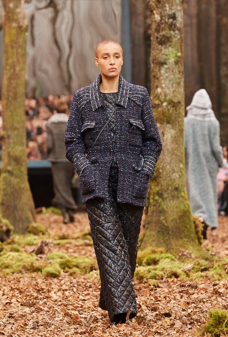 Αυτός είναι ο λόγος που οι γυναίκες θέλουν να έρθει ο επόμενος χειμώνας -Τον βρήκαμε στο δάσος της Chanel [εικόνες] | iefimerida.gr 10