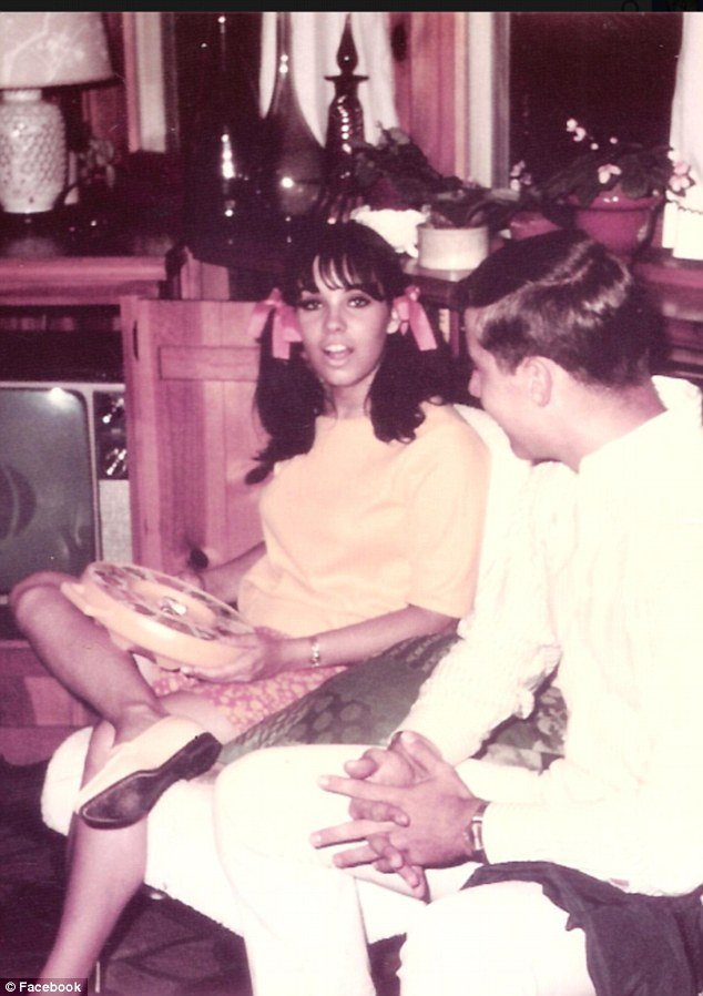 Η ιστορία που στοιχειώνει το Χόλιγουντ: Η καυτή Playmate που αυτοκτόνησε μετά την κακοποίησή της από τον Μπιλ Κόσμπι και τον Χιου Χέφνερ [εικόνες] | iefimerida.gr 2