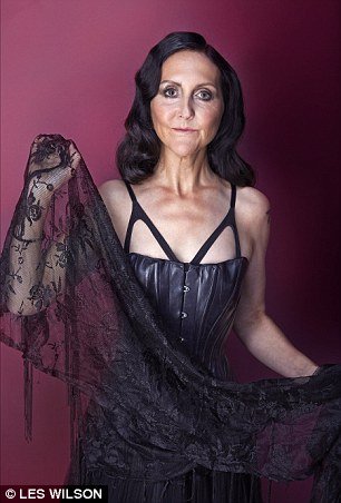 Είμαι συνομήλικη με τη Μαντόνα, άρα της μοιάζω: Εξωφρενική φωτογράφιση 56χρονης δημοσιογράφου [εικόνες] | iefimerida.gr 3