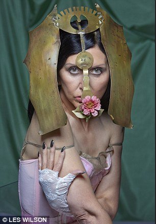 Είμαι συνομήλικη με τη Μαντόνα, άρα της μοιάζω: Εξωφρενική φωτογράφιση 56χρονης δημοσιογράφου [εικόνες] | iefimerida.gr 9