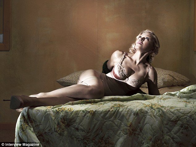 Είμαι συνομήλικη με τη Μαντόνα, άρα της μοιάζω: Εξωφρενική φωτογράφιση 56χρονης δημοσιογράφου [εικόνες] | iefimerida.gr 4