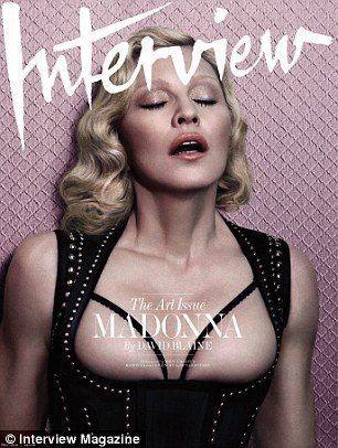 Είμαι συνομήλικη με τη Μαντόνα, άρα της μοιάζω: Εξωφρενική φωτογράφιση 56χρονης δημοσιογράφου [εικόνες] | iefimerida.gr 10