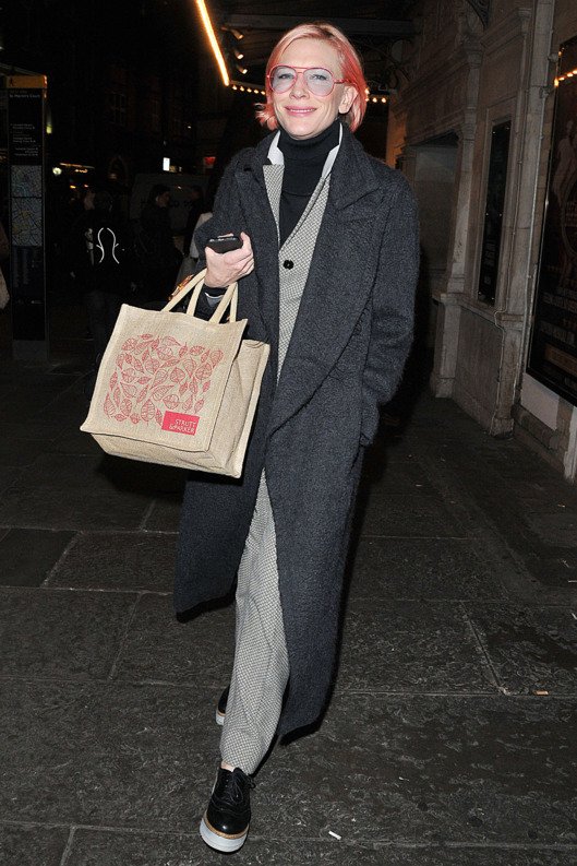 Η Κέιτ Μπλάνσετ έβαψε τα μαλλιά της ροζ και έκανε βόλτα για ψώνια στο Λονδίνο - Κι άλλες σταρ με ροζ μαλλιά [εικόνες] | iefimerida.gr 5