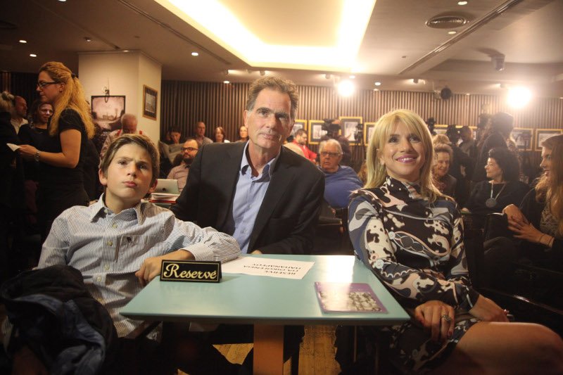 Ηχηρή απουσία: Ο Γιώργος Παπανδρέου δεν πήγε στο βιβλίο της Μαργαρίτας - Η πανέμορφη εγγονή της που εντυπωσίασε [εικόνες & βίντεο]  | iefimerida.gr 7