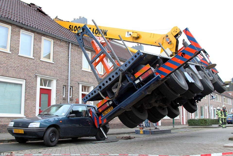 Πήρε γερανό για να κάνει πρόταση γάμου, αλλά όλα πήγαν στραβά [εικόνες & βίντεο] | iefimerida.gr 1