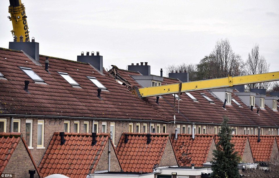 Πήρε γερανό για να κάνει πρόταση γάμου, αλλά όλα πήγαν στραβά [εικόνες & βίντεο] | iefimerida.gr 0