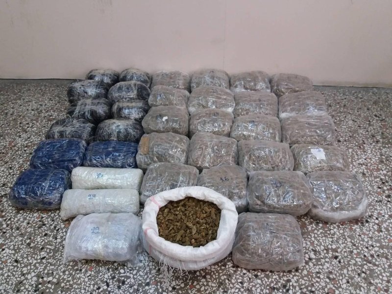 Κοζάνη: Οι αρχές «τσάκωσαν» δύο αλλοδαπούς -Είχαν στο αυτοκίνητο τους 41,5 κιλά ναρκωτικά [εικόνες] | iefimerida.gr 0