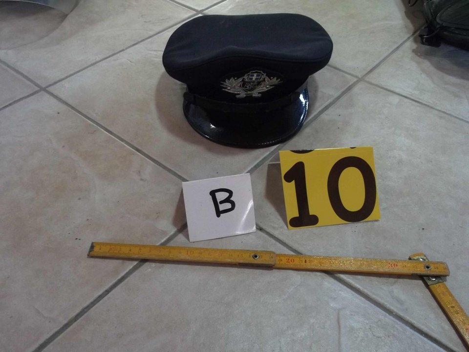 «Ντου» της ΕΛ.ΑΣ. στα γραφεία της Χρυσής Αυγής στο Αγρίνιο - Συνελήφθη αστυνομικός, πρώην φρουρός του Μπαρμπαρούση [εικόνες] | iefimerida.gr 4