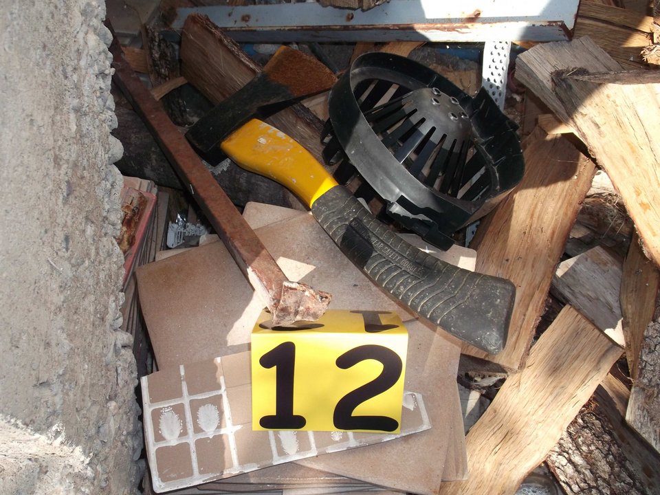 «Ντου» της ΕΛ.ΑΣ. στα γραφεία της Χρυσής Αυγής στο Αγρίνιο - Συνελήφθη αστυνομικός, πρώην φρουρός του Μπαρμπαρούση [εικόνες] | iefimerida.gr 5